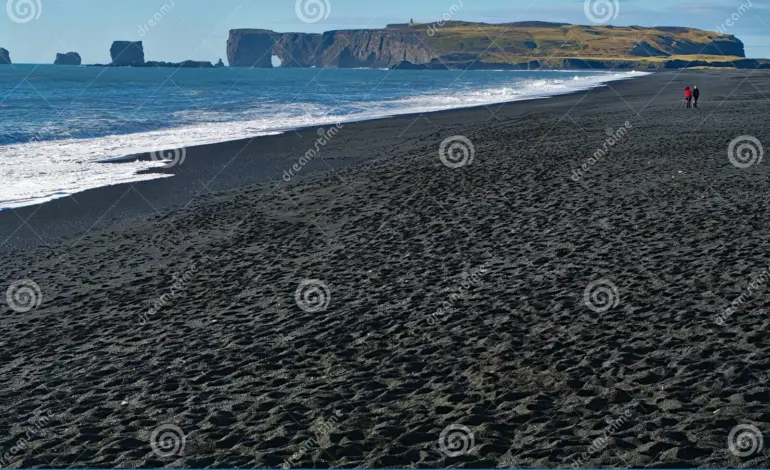 Exploring Iceland’s Reynisfjara Black Sand Beach
