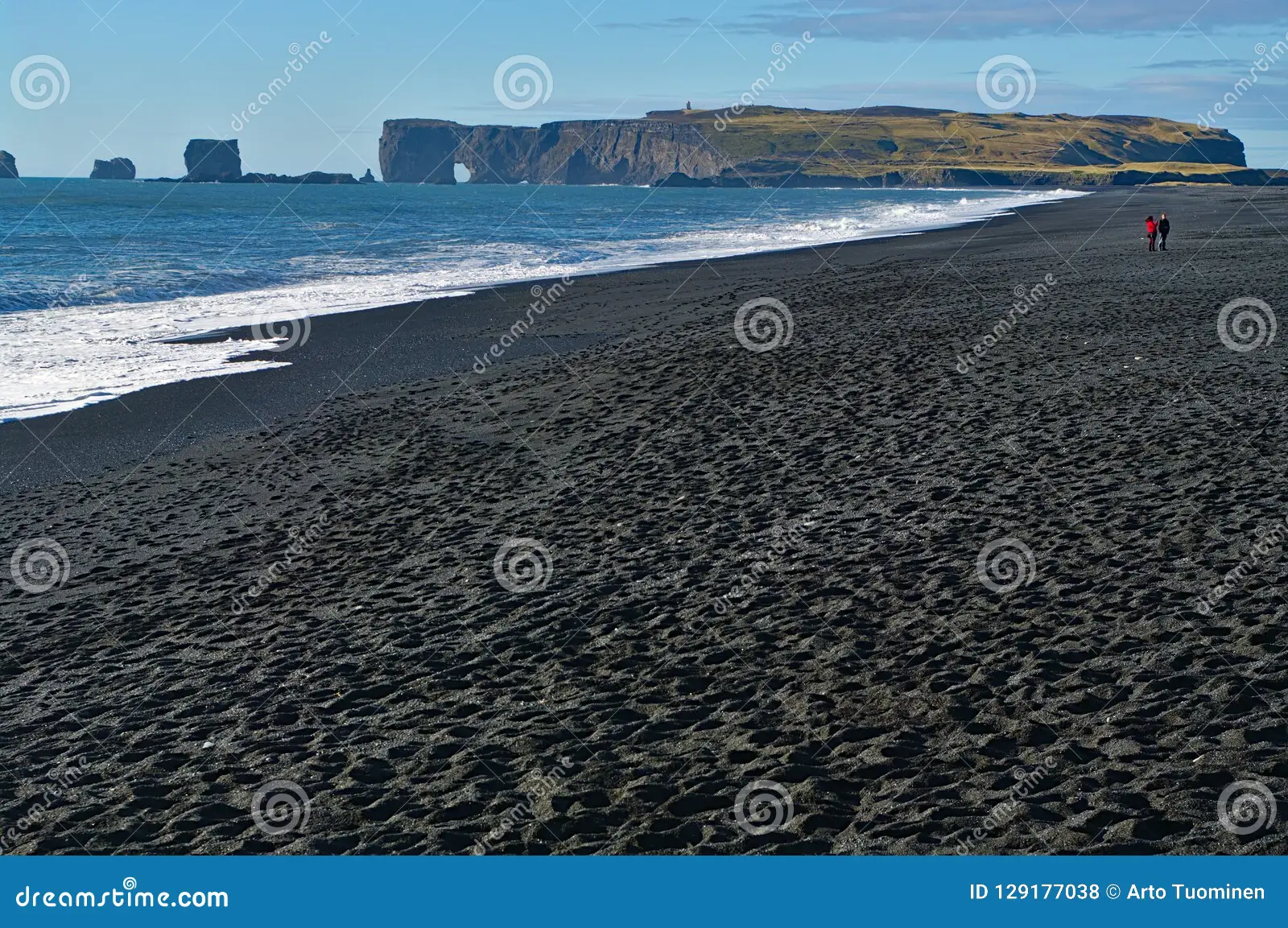 Exploring Iceland’s Reynisfjara Black Sand Beach