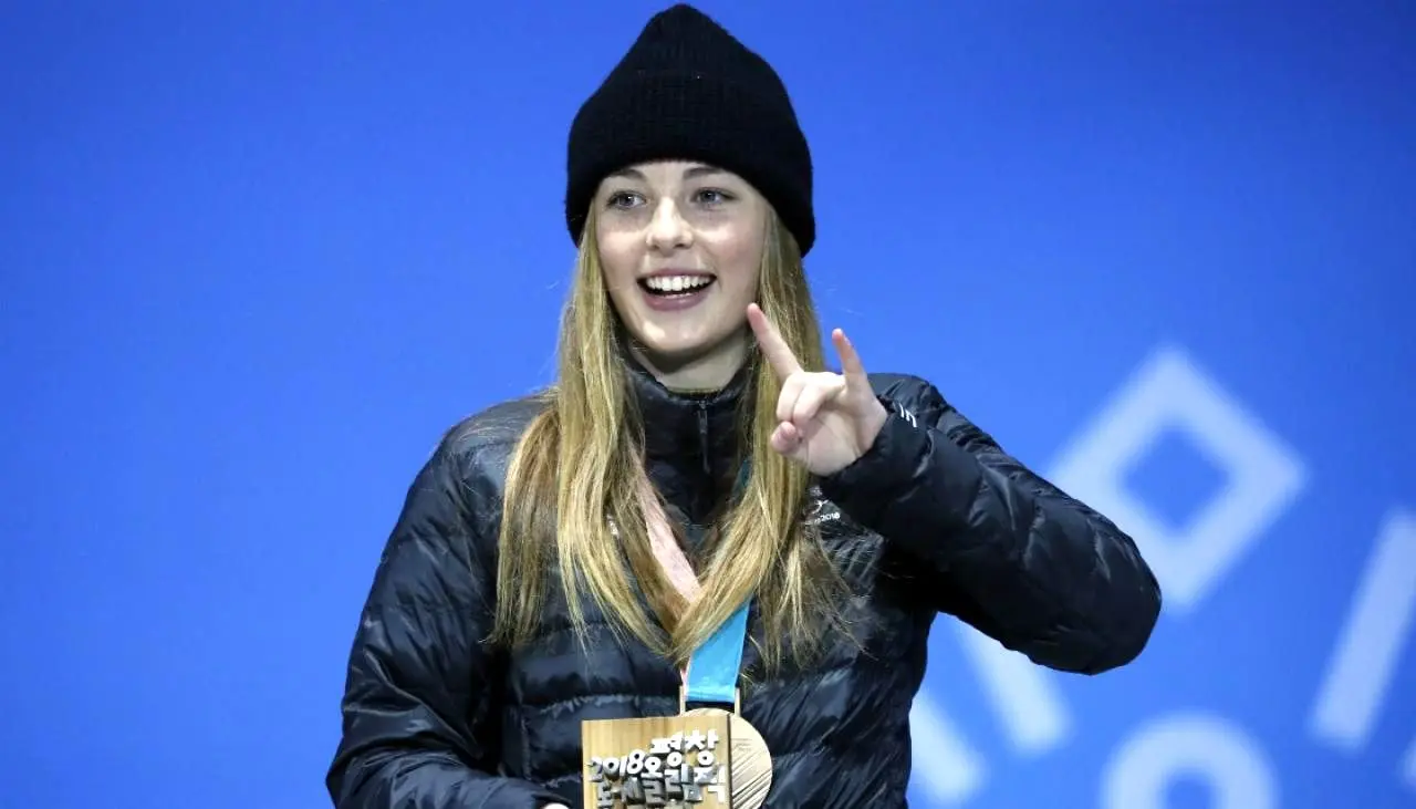 Zoi Sadowski-Synnott: Rising Star in Snowboarding