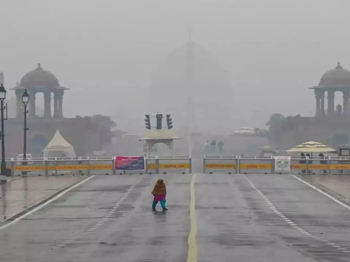 Delhi Weather: Unseasonal Rainfall and Temperature Drops