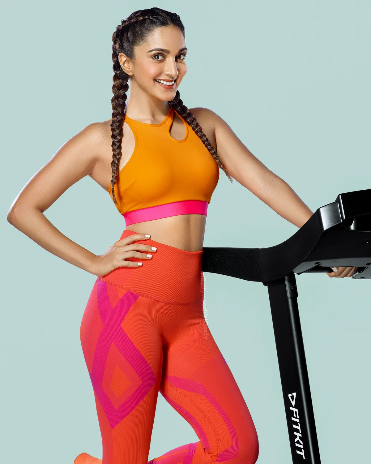 Kiara Advani Dazzles at Pinkvilla Awards with Post-Baby Glam