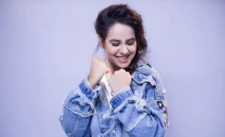 Sunanda Sharma Concert Chaos: Fan Rushes Stage