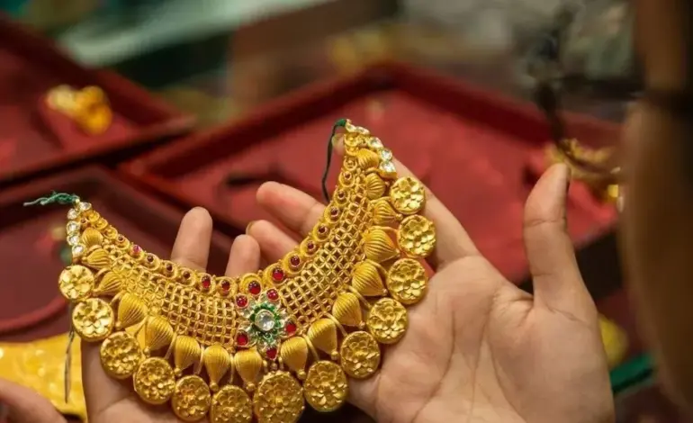 Gold Prices Drop Amid Rising Platinum Rates — Relief for Buyers