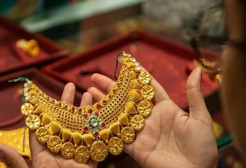 Gold Prices Drop Amid Rising Platinum Rates — Relief for Buyers
