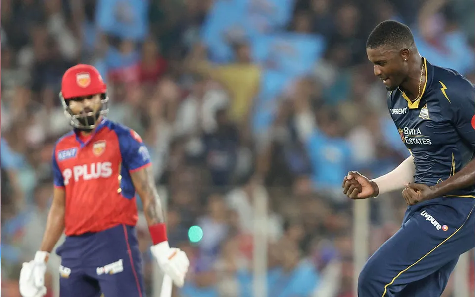 Pkbs vs gt: Gujarat Titans Triumph with Holder’s Bowling Masterclass