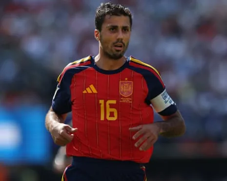 Rodri in action for Spain at the World Cup